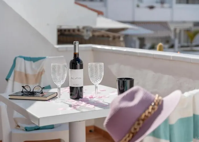 Serene Terrace And Pool 美洲海滩