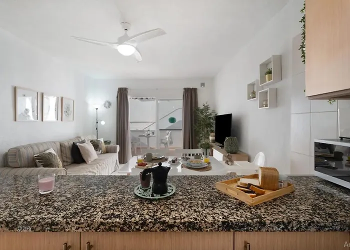 Serene Terrace And Pool * 美洲海滩