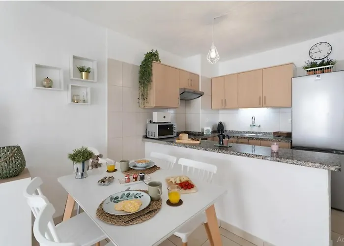 Serene Terrace And Pool 美洲海滩